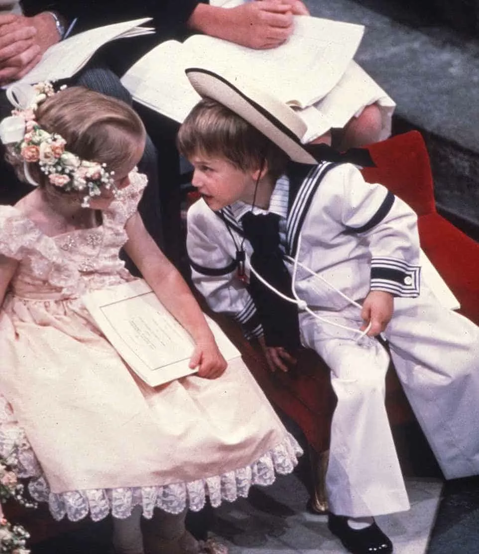 Outra imagem do príncipe William como pajem no casamento do tio, príncipe Harry, e sua prima e daminha, Laura Fellowes