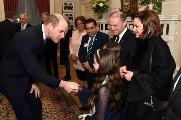 Durante evento o Príncipe William conversa com as filhas do Primeiro Ministro de Malta
