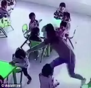 Esse foi o momento em que a professora puxou a cadeira da aluna