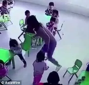 Mais uma imagem da professora puxando a cadeira da aluna