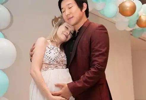 Pyong Lee e sua esposa no chá de bebê do filho