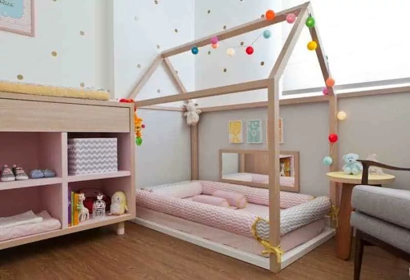Fofo exemplo de quarto de bebê montessoriano