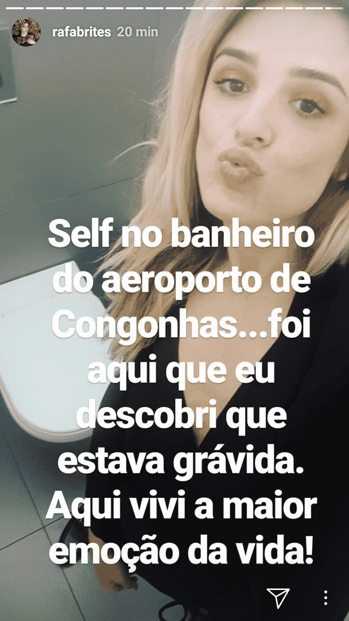 Rafa Brites faz selfie no banheiro do Aeroporto de Congonhas