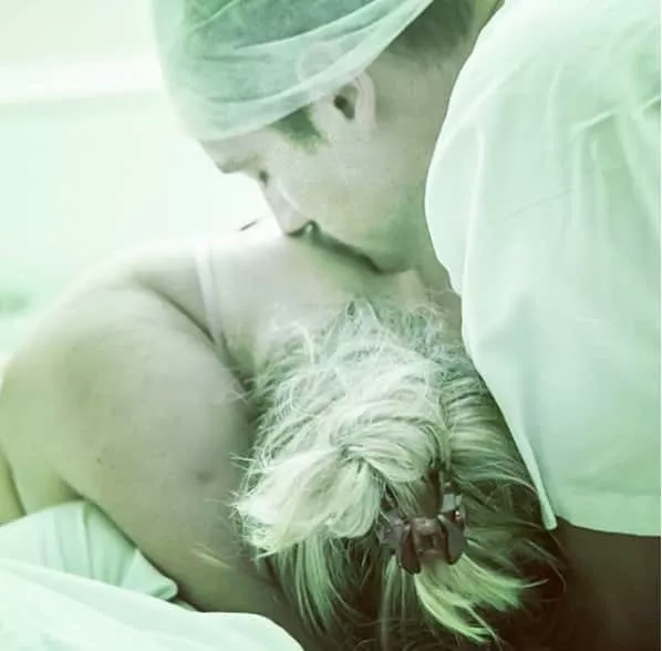 Rafael Cardoso compartilhou essa imagem de Mari Bridi durante o trabalho de parto do bebê Valentim