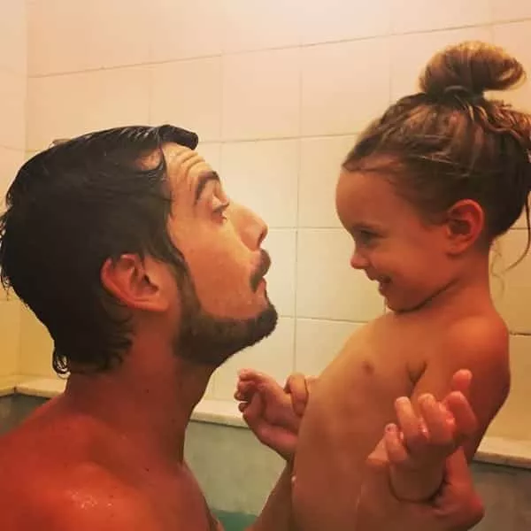 Mariana Bridi registrou o momento fofo entre Rafael Cardoso e sua filha Aurora