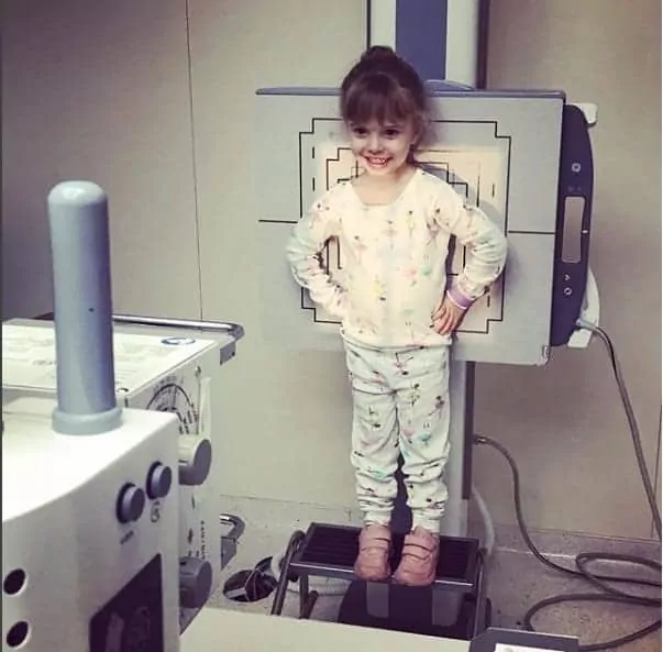 Aurora, filha de Rafael Cardoso e Mariana Bridi, faz exames em hospital