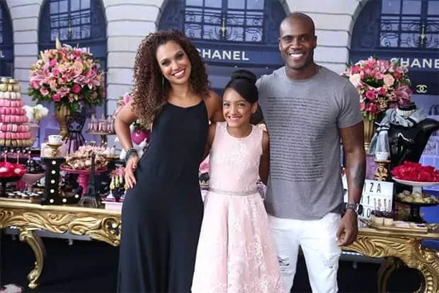 A imagem a família reunida, a filha e a ex-esposa do ator Rafael Zulu