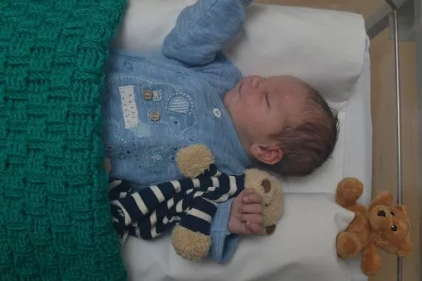 Bebê recém-nascido que está no hospital após abandono