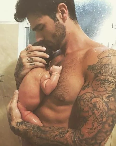 A recém-nascida Linda tomando banho com seu pai o ex-bbb Rodrigão