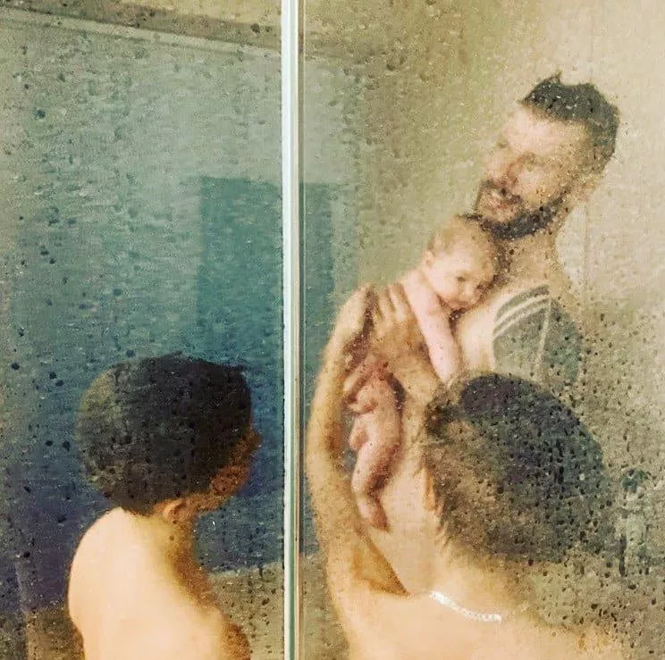 Rodrigo Hilbert, sua bebê e os gêmeos tomando banho