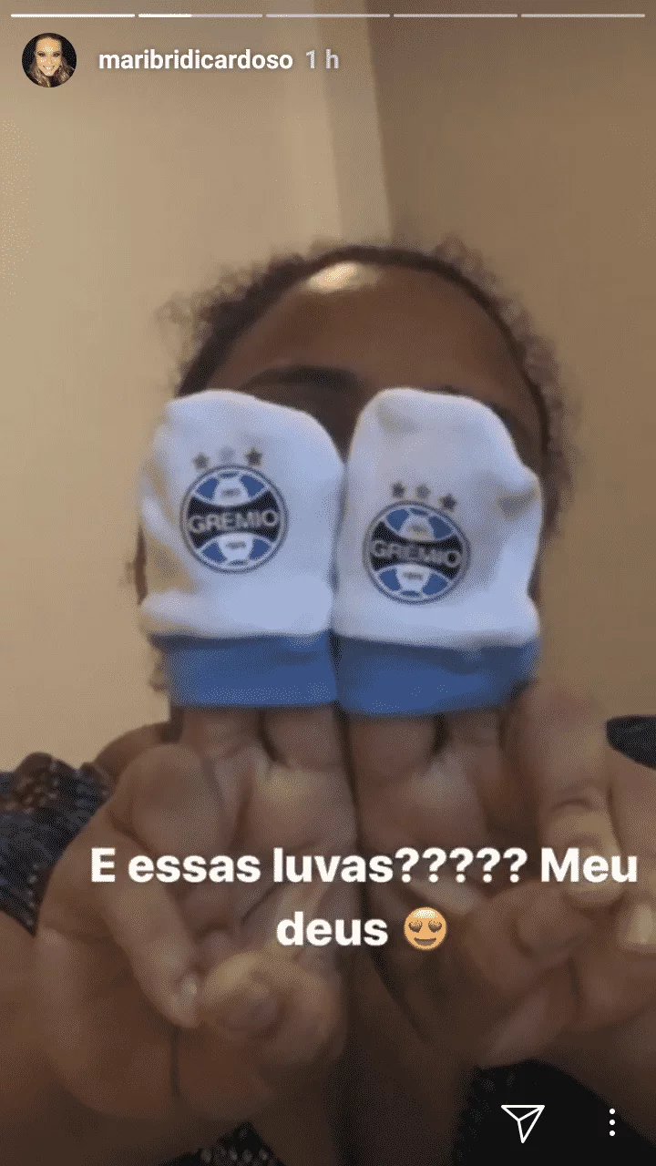 Valentim ganhou até uma luva do Grêmio da atriz Thaís Fersoza