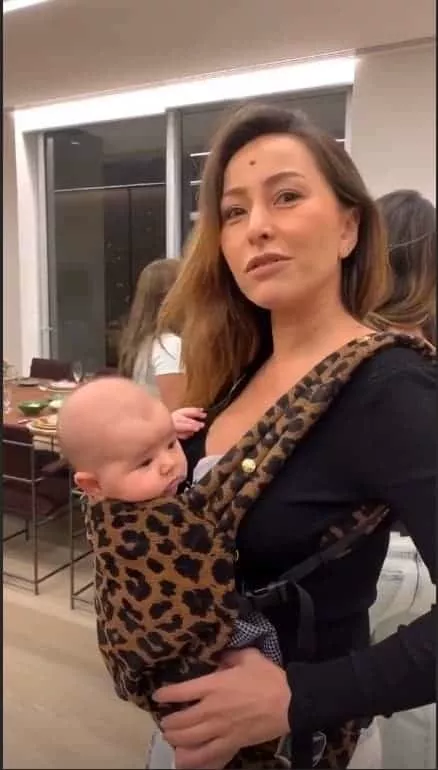 A bebê Zoe no canguru pela primeira vez com a sua mãe a apresentadora Sabrina Sato