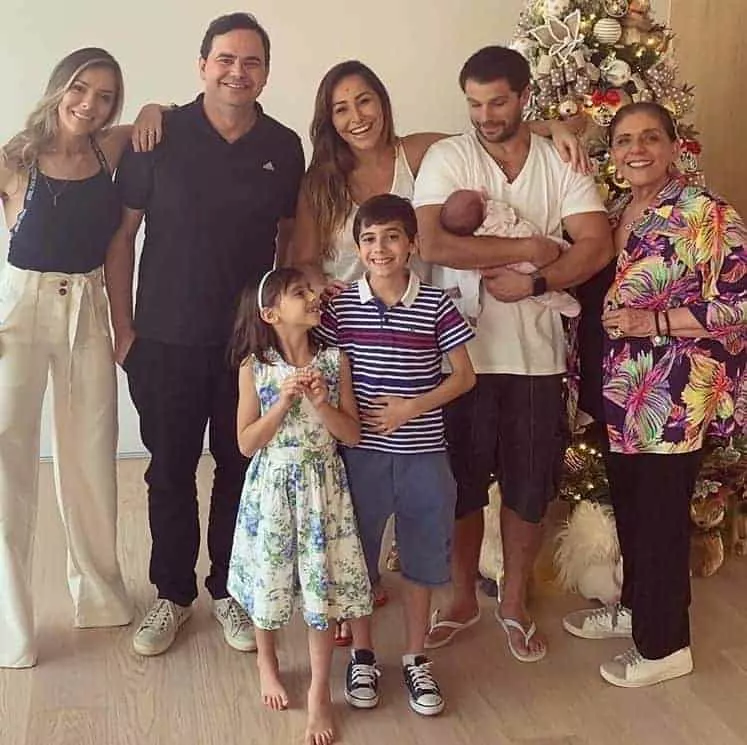 Nessa postagem a apresentadora Sabrina Sato com a fofa Zoe, Duda Nagle e sua mãe Leda Nagle e a família do humorista Carioca