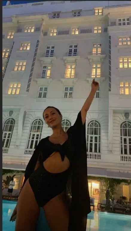 Sabrina Sato posou de maiô no Copacabana Palace