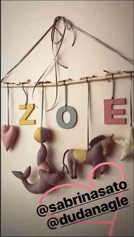 Brinquedo personalizado do quarto da bebê Zoe, filha da Sabrina Sato