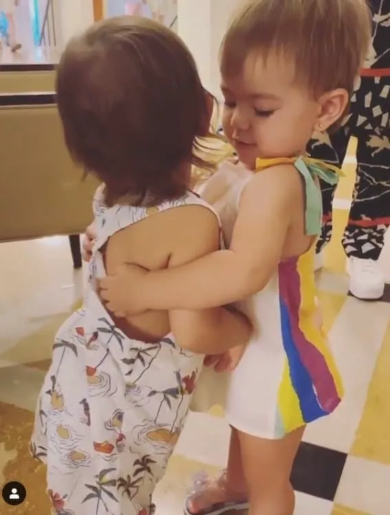 A pequena Zoe abraçando o filho de Isis Valverde