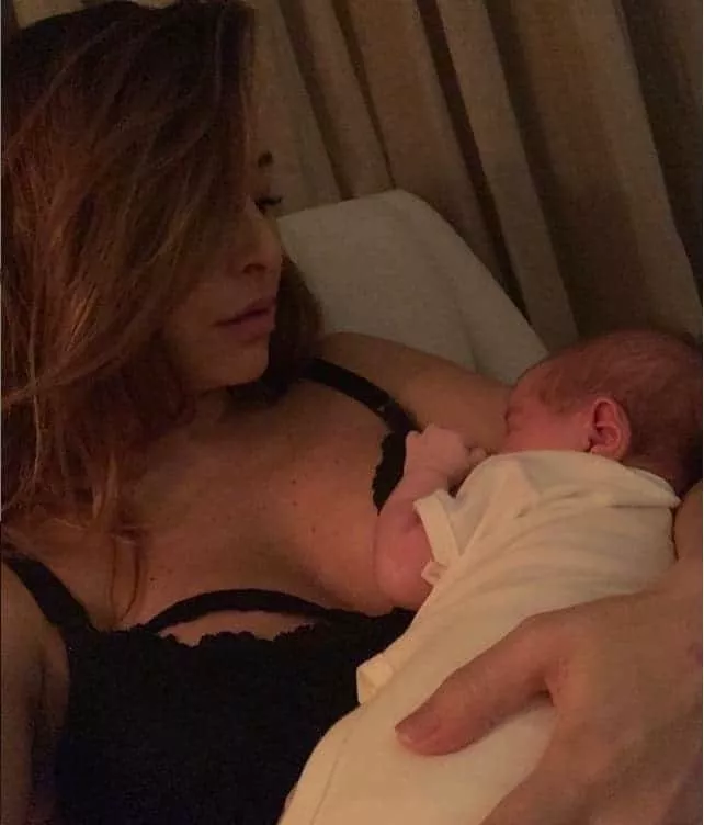 A mamãe Sabrina Sato postou essa foto da pequena Zoe mamando durante a noite
