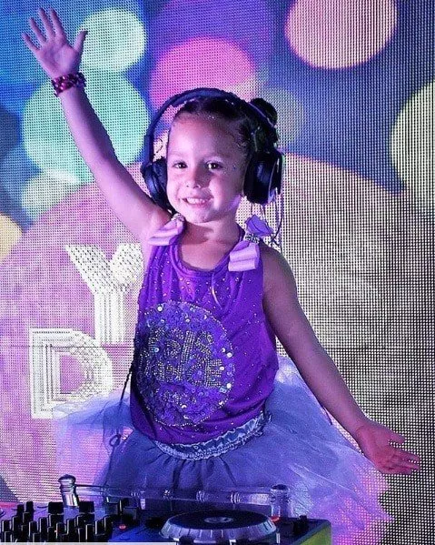 Ysis foi a DJ da sua festa de quatro anos