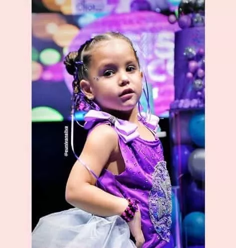A aniversariante Ysis curtindo a sua festa luxuosa de 4 anos produzida pelo papai Wesley Safadão