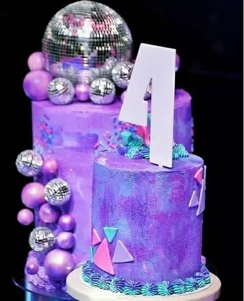 O bolo da festa de aniversário de quartos de Ysis, filha de Safadão