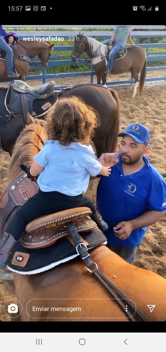 Bebê de Safadão subindo por conta própria no cavalo