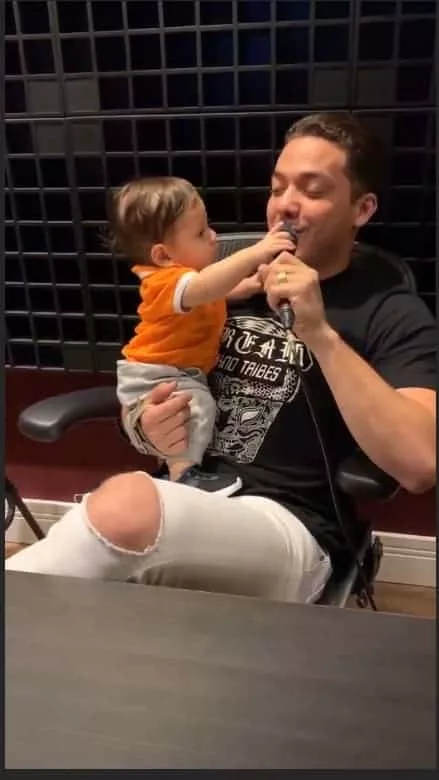 O pequeno quis pegar até o microfone do papai