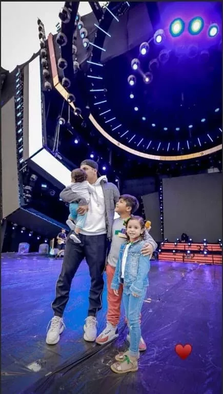 O cantor Wesley Safadão no palco com os três filhos