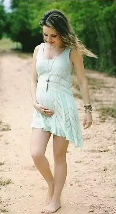 Sandy com sua barriga de grávida em foto encantadora