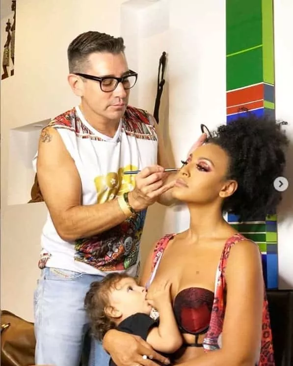 A atriz Sheron Menezzes amamentando seu bebê Benjamin antes de desfilar no carnaval do Rio de Janeiro