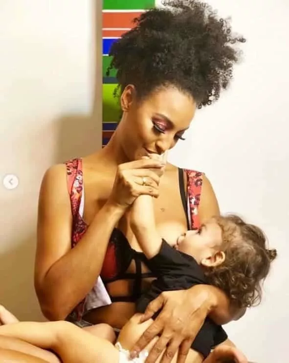 A atriz Sheron Menezzes em um momento de carinho com seu filho Benjamin