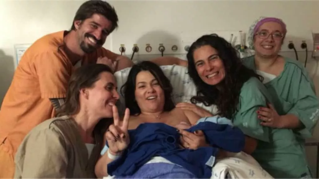 Suzana Alves, o marido e a equipe que ajudou no parto
