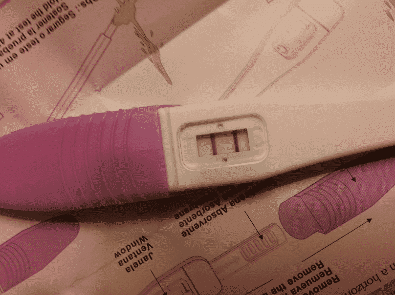 Teste de gravidez com as linhas fortes