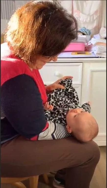 A bebê de Thaeme fazendo massagem para aliviar os gases