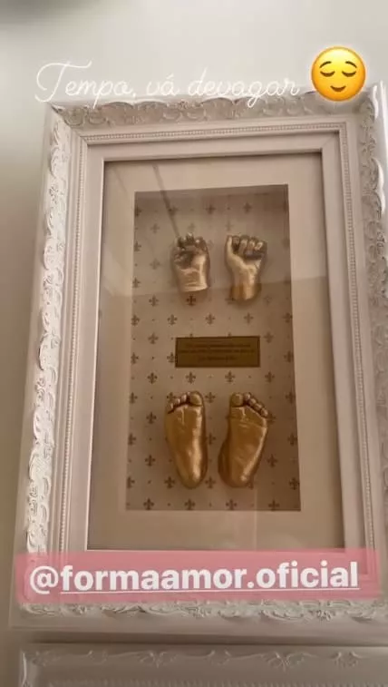 Thaeme fez um quadro com molde das mãos e pés de sua bebê