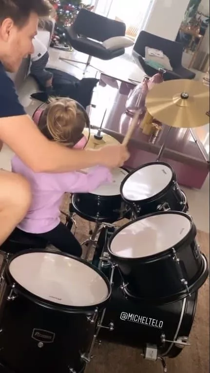 Thaís Fersoza mostrou sua filha tocando bateria com o pai