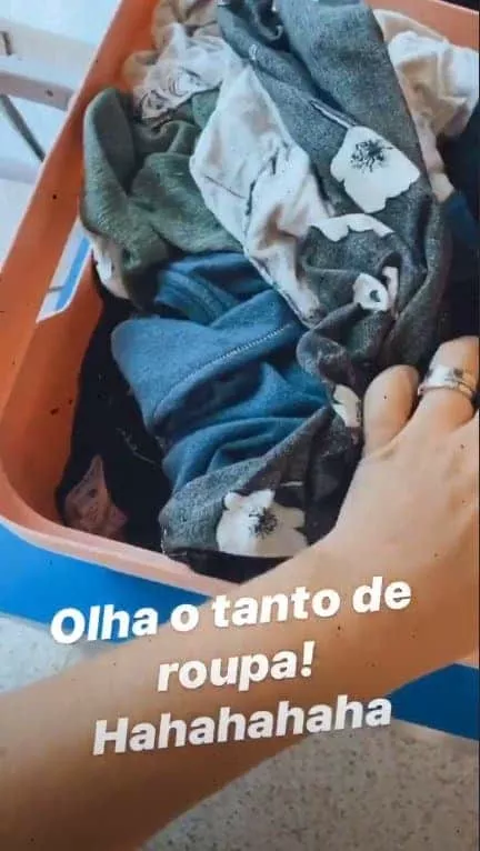 Thaís Fersoza mostrando as roupas de seus filhos que estão para dobrar