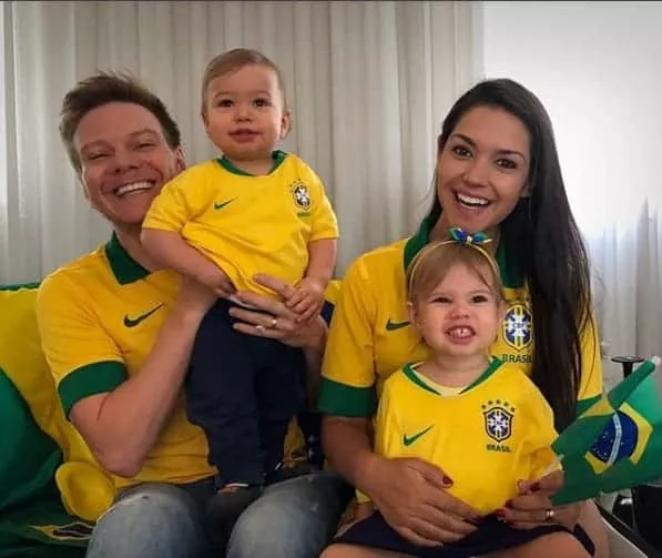 Michel Teló, Thaís Fersoza e os filhos torcendo pelo Brasil