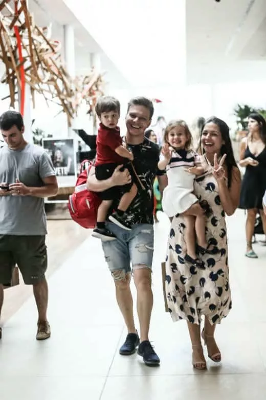 Thaís Fersoza com filhos em passeio no shopping