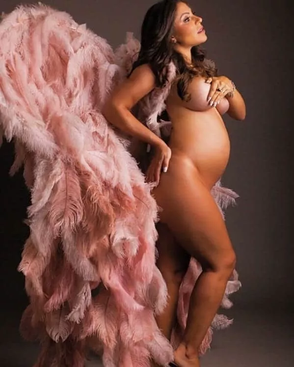 Esposa de Thammy Miranda em foto de grávida nua