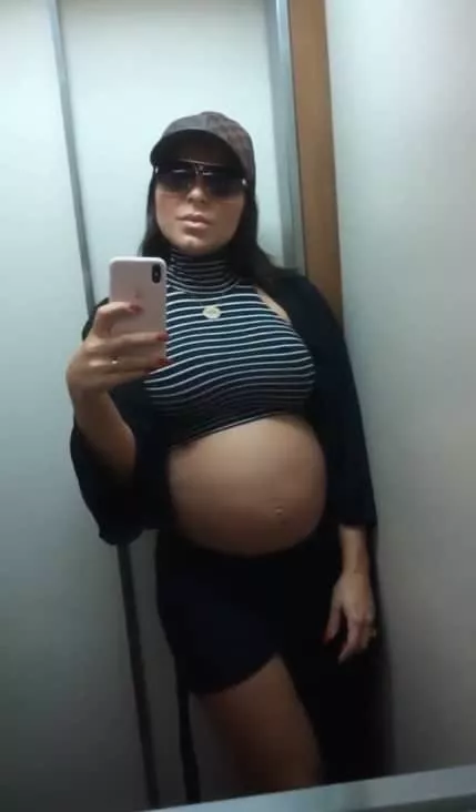 Esposa de Thammy Miranda mostrou sua barriga de sete meses de gravidez
