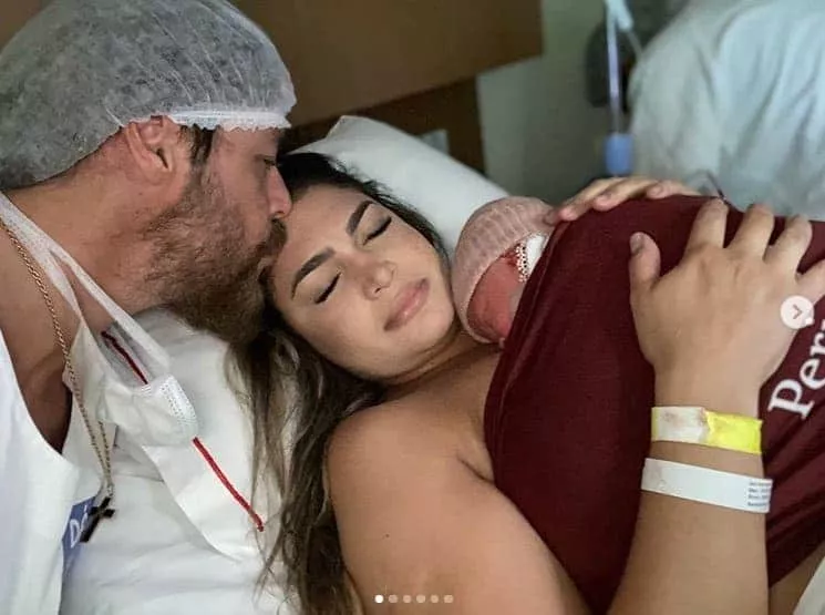 Theo Becker com sua bebê recém-nascida e a esposa