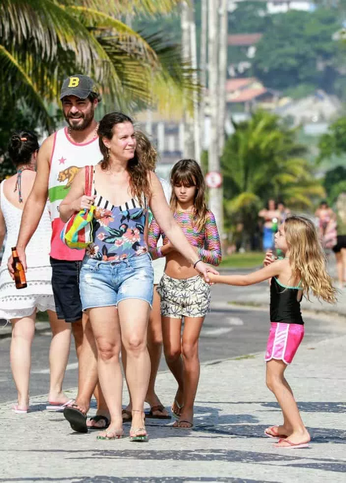 Thiago Lacerda passeando com filhos e a esposa