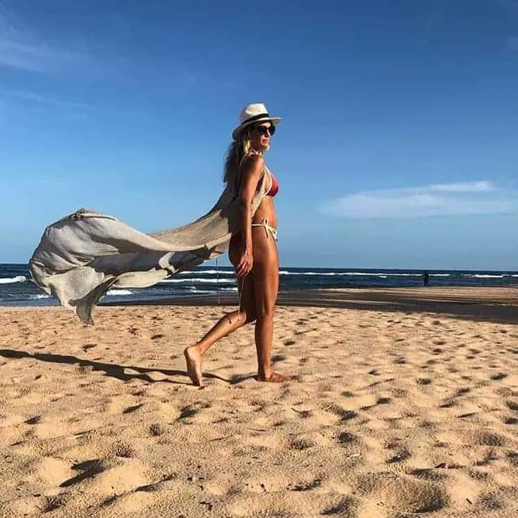 Grávida, Ticiane Pinheiro posta foto na praia 
