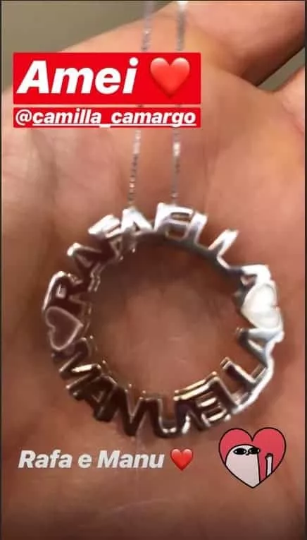 Ticiane Pinheiro mostra o lindo colar que ganhou de Camilla Camargo