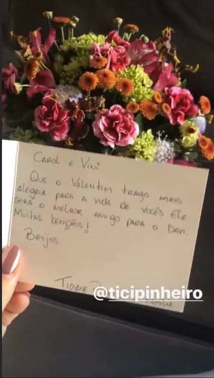 Flores que Ticiane Pinheiro mandou para Carol Dantas após o parto