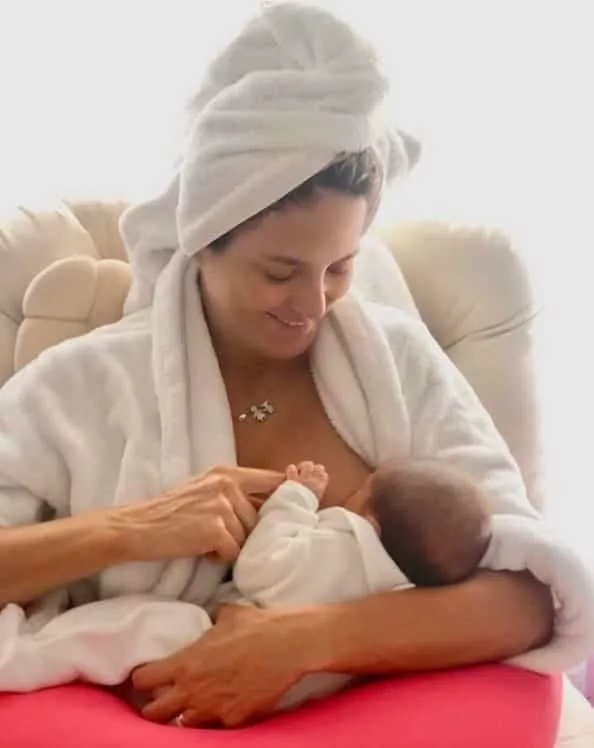Ticiane Pinheiro amamentando a filha recém-nascida Manuella