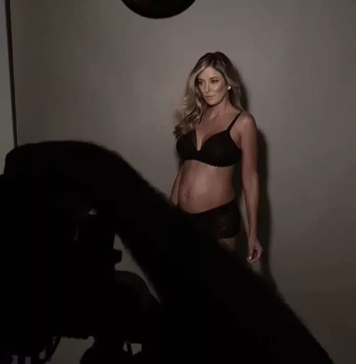 Com 20 semanas de gravidez a apresentadora Ticiane Pinheiro fez esse ensaio de lingerie