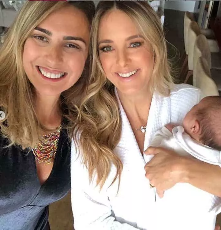 Ticiane Pinheiro com sua maquiadora e a bebê Manuella