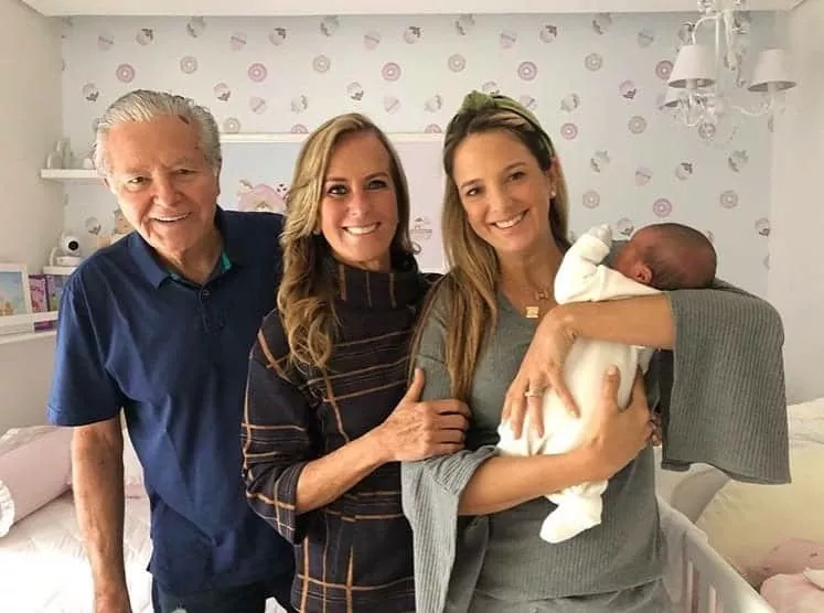 Ticiane Pinheiro com os pais e a filha Manuella