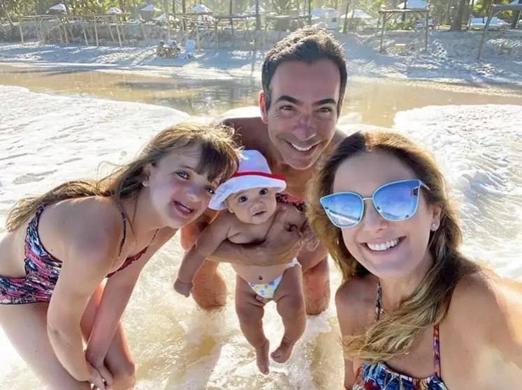 Ticiane Pinheiro com a família na praia